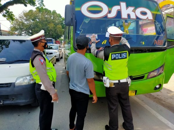 Lantas Tulang Bawang Pasang Puluhan Stiker Kendaraan di Jalan Lintas Timur