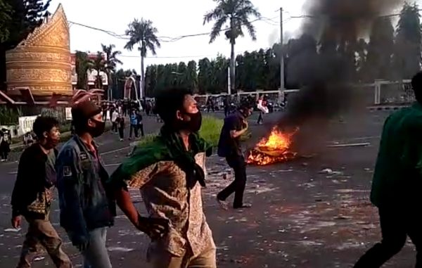 Hujan Batu Tolak Omnibus Law Lampung Pecahkan Kaca Gedung DPRD Lampung Polisi Bubarkan Aksi Dengan Gas Air Mata