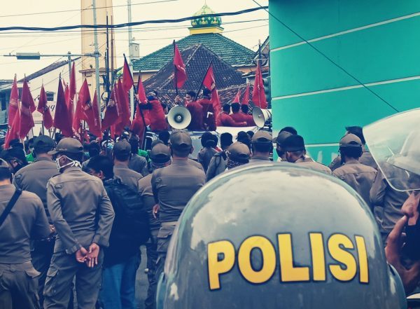 Mahasiswa Tolak UU Omnibus Law Kembali Demo DPRD Lampung Ningrum Gumai “Ngilang”