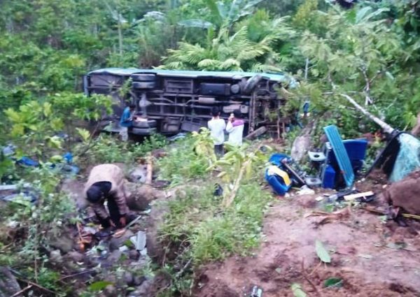 Bus Rombongan Pengantin Asal Kota Bumi Terjun ke Jurang 27 Penumpang Cidera Pengantin Selamat Lanjutkan Pernikahan