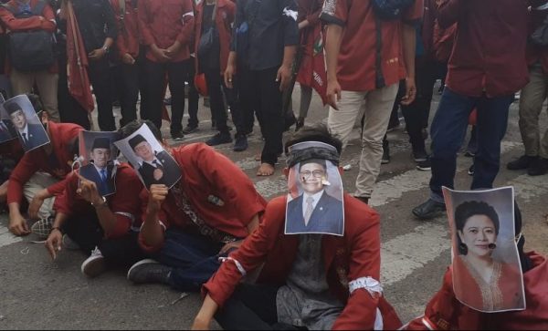 Aksi Teaterikal Sholat Jenazah Bergambar Pimpinan Dewan