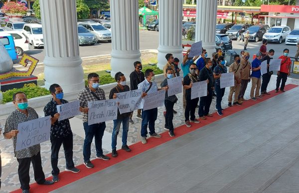 Wartawan Gelar Aksi Demo Diam Pajang Poster di Kantor Walikota Bandar Lampung
