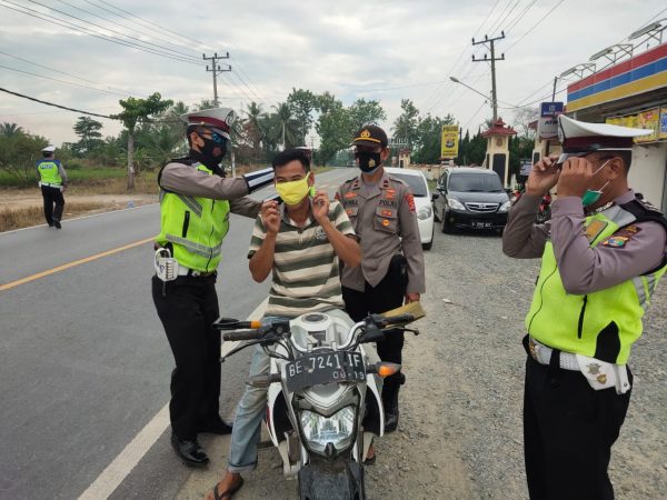 Operasi Zebra Lantas Polres Tulang Bawang Bagikan Masker dan Stiker