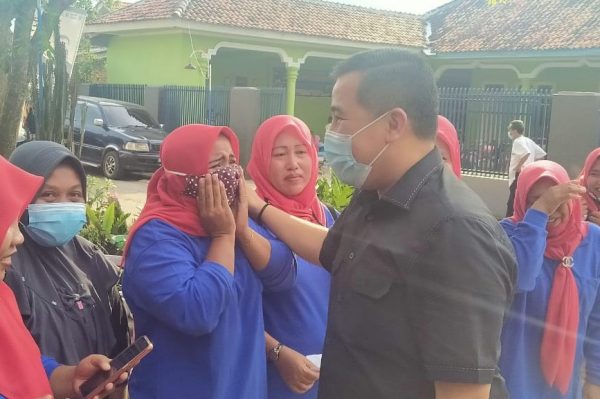 Tangis Bahagia Masyarakat Desa Margomulyo Sambut Kedatangan Calon Pertahana Dendi