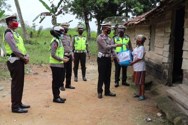 Satlantas Polres Tulang Bawang Bakti Sosial Bagikan Sembako