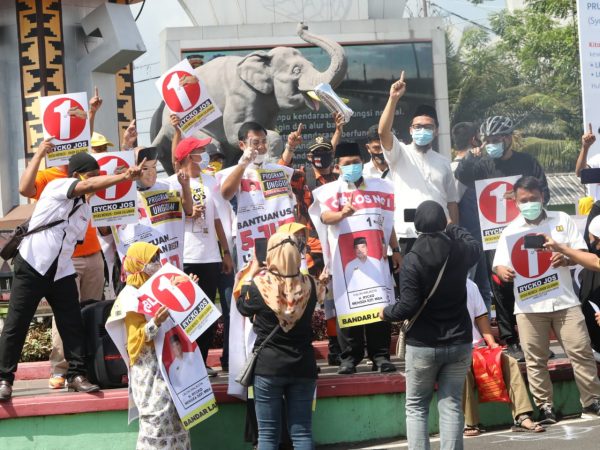 Rycko-Johan Kampanye Freeze Mob di Tugu Adipura