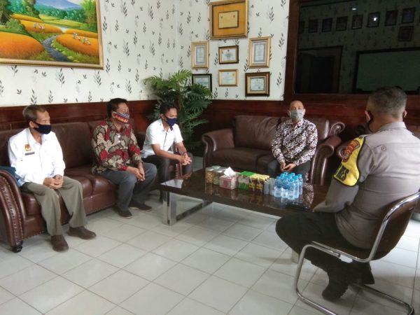 Sambangi Mapolres, Komisioner KPU Lampura Jemput Bola PDPB