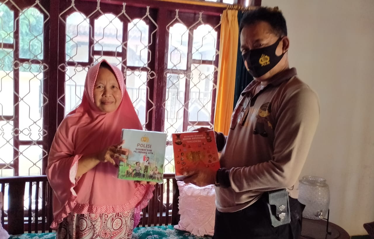 Kenalkan Polri Sejak Dini, Polres Lampung Utara Bagikan Buku ke Sekolah Dasar