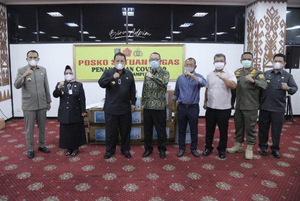 J Trust Bank Serahkan CSR Penanganan Covid-19 dari