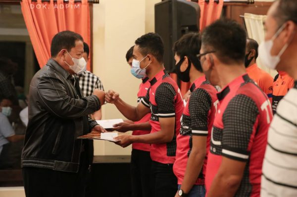 Gubernur Beri Penghargaan Atlet Balap Sepeda