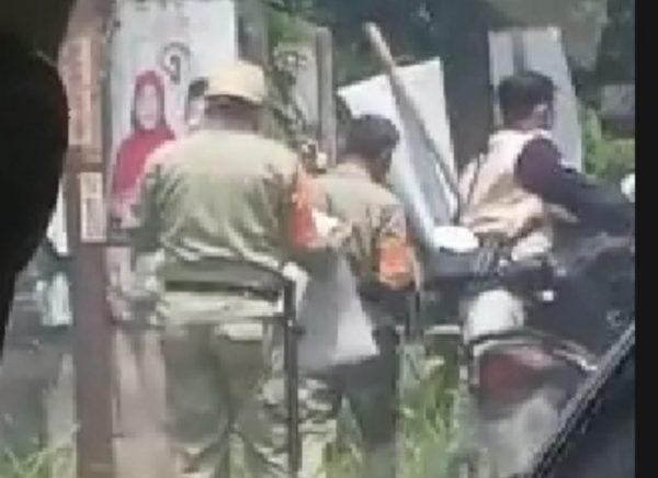 Viral Vidio Banner Rykco-Joss Disweeping Sekelompok Orang Berseragam Linmas