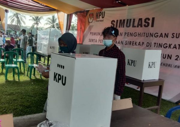 KPUD Pesibar Gelar Simulasi Pemungutan dan Penghitungan Suara