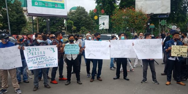 Ratusan Wartawan Gelar aksi Solidaritas di PN Metro