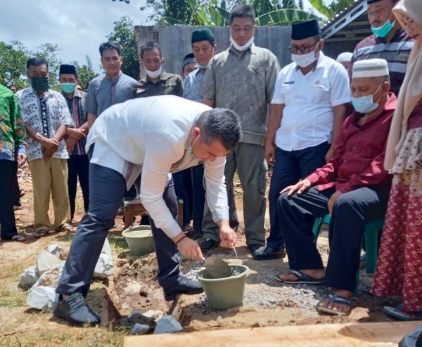 Dendi Groundbreaking Pembangunan Musala yang Dibantu Bulan Sabit Merah UEA