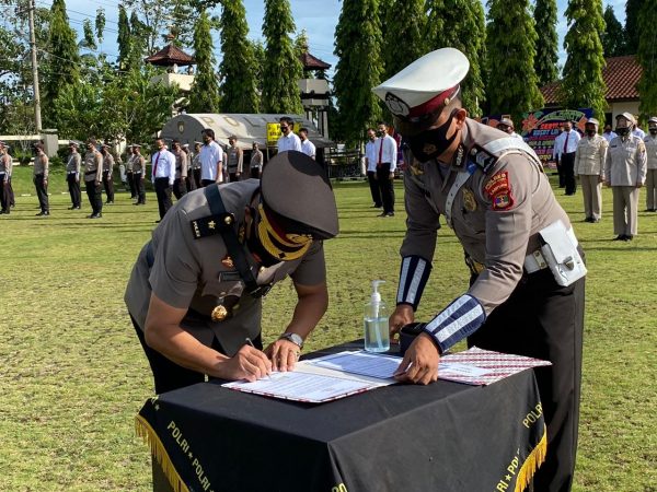 Kapolres Lampung Utara Pimpin Sertijab Kabag Sumda dan Kasat Lantas