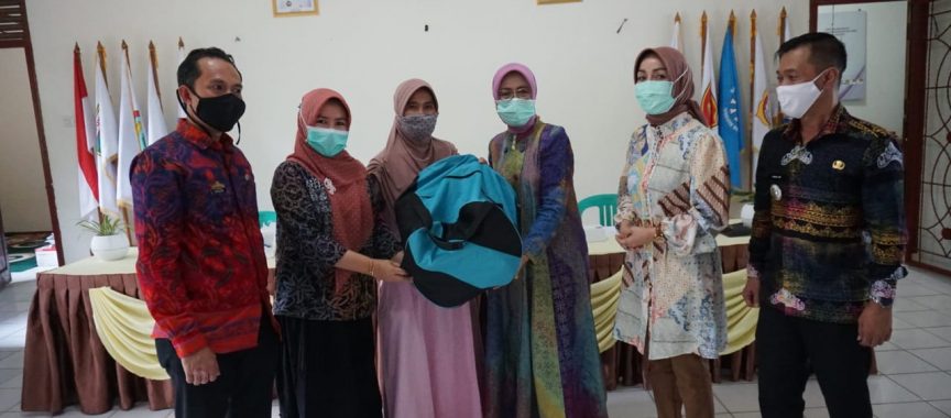 Serahkan Bantuan Alat Rebana, Pori Karlia Harap Kelompok Pengajian di Lamsel Selalu Aktif