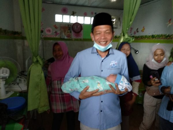 Kampanye di Way Galih Calon Bupati Hipni Gendong Bayi Dari Ibu Peserta Kampanye Yang Melahirkan