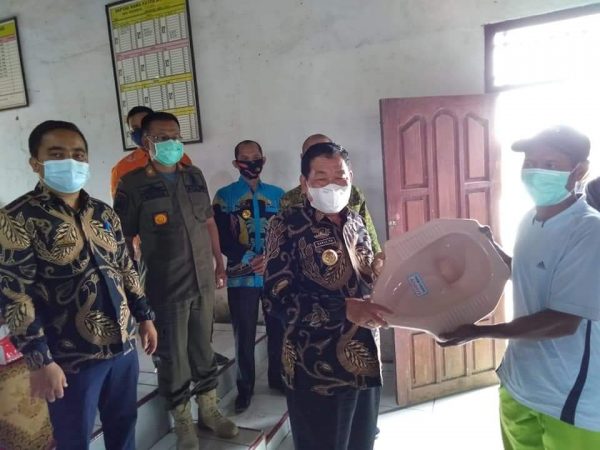 Saply TH Serahkan Bantuan Open Defecation Free dan Pencegahan Stuting