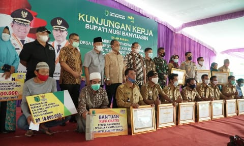 Dodi Reza Beri Bantuan dan Penghargaan Untuk Desa Berprestasi