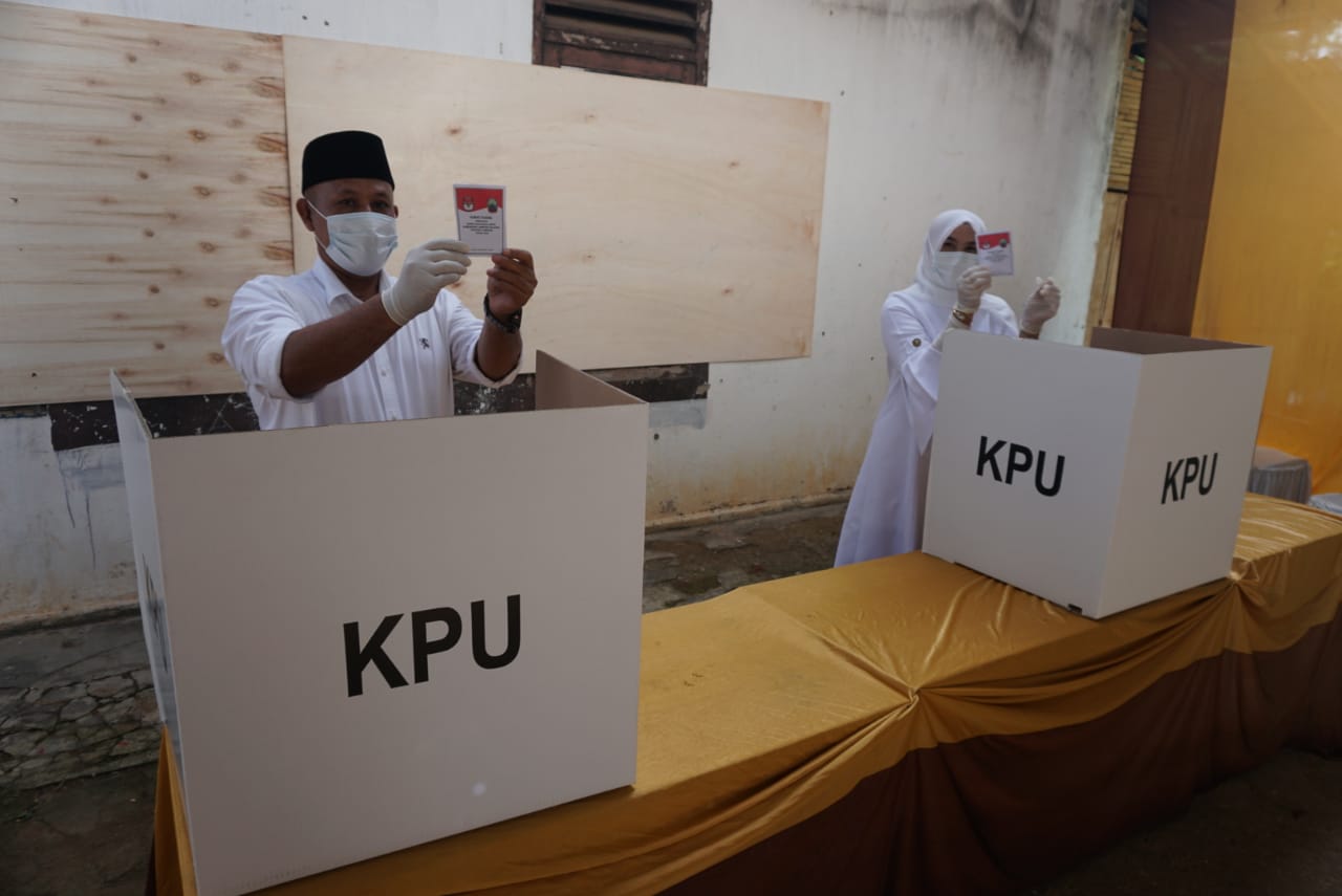 Pilkada Serentak 2020, Nanang dan Istri Nyoblos di TPS 001 Desa Way Galih