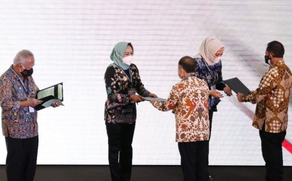 Bupati Tulang Bawang Winarti Raih Penghargaan Indek Pencegahan Korupsi Terbaik