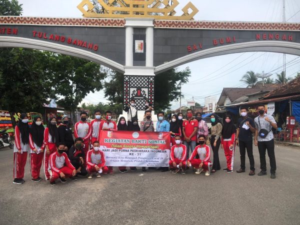 Purna Paskibraka Tulang Bawang Bagikan Seribu Masker