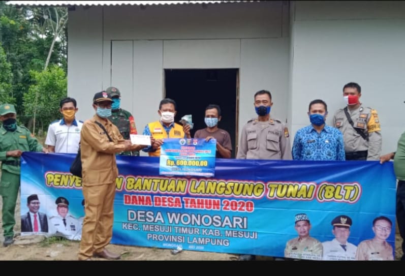 Aparat Desa Wono Sari Bagikan BLT dengan Cara Door To Door
