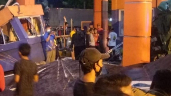Keluar Tol Truk Fuso Sruduk Tolgate Pelabuhan Bakauheni Petugas Piket ASDP, Seorang Warga dan Sopir Trus Tewas