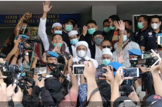 Imam besar Pimpinan Front Pembela Islam (FPI) Habibe Rizieq Syihab Datangi Polda Metro Jaya