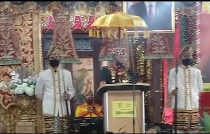 Ike Edwin Diminta Menurunkan Logo Kebesaran dan Perangkat Adat Paksi Pak Sekala Bekhak di Rumah Pribadinya