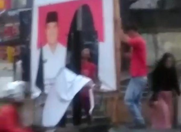 Pergoki dan Rekam Tiga Pria dan Satu Wanita Rusak APK Rycko-Joss Sopir Ojol Dikroyok
