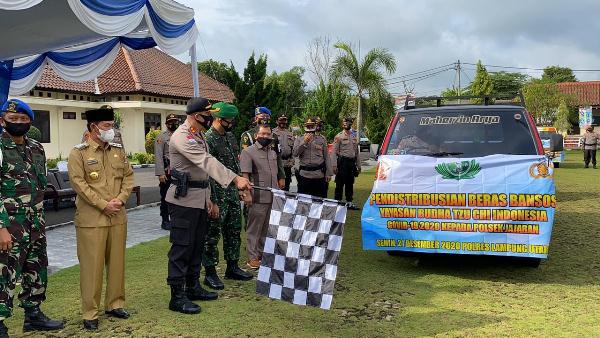 Polres Lampura Salurkan Bansos Dari Yayasan Buddha Tzu Chi Indonesia Kepada Masyarakat
