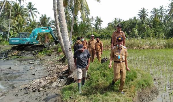Bupati Pesisir Barat Tinjau Normalisasi Sungai Waysaral