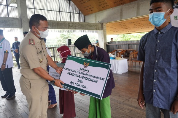Baznas Tulang Bawang Barat Distribusikan Beasiswa Kepada Siswa Tidak Mampu