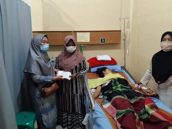 Kepala Desa Gedung Boga Berikan Bantuan Kepada Penderita Usus Buntu