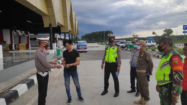 Personel Gabungan Polres Tulang Bawang Bagikan Masker Gratis Kepada Warga
