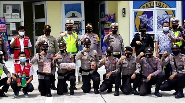 Polres Mesuji Bagikan Masker dan Makanan Bergizi Kepada Pengendara