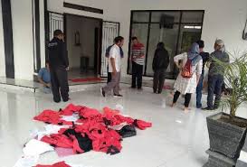 Kecewa Dengan Kebijakan Partai Kader PDIP PAC Tegineneng dan Gedung Tataan Ramai Ramai Kembalikan SK dan Atribut