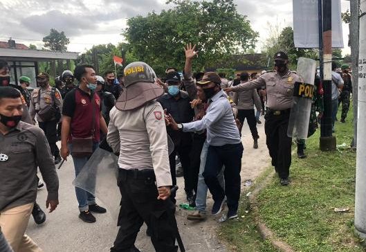 Tangkap Delapan Perusuh Pleno KPU Pesisir Barat Polres Lambar Tetapkan Satu Tersangka