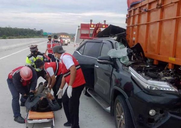 Pecah ban Belakang Fortuner Sruduk Pantat Fuso Dua Tewas Satu Luka Berat di KM 200 Tol
