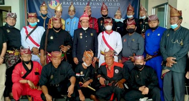 Raja Masyarakat Adat Sai Batin dan Paksi Pak Sekala Bekhak Luruskan Politisasi Adat Oleh Ike Edwin