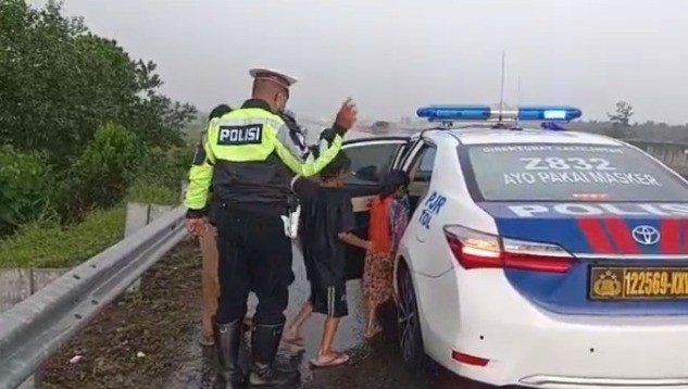 PJR Lantas Polda Lampung Selamatkan Ibu dan Anak Ditinggal Suami di Jalan Tol Lampung