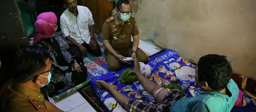 Sulpakar Besuk dan Beri Bantuan Warga Korban Lakalantas