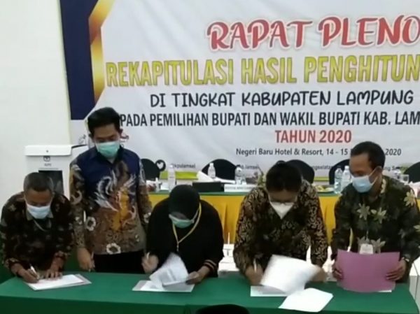 Anggap Pilkada Lamsel Curang Saksi Toni-Antoni dan Hipni-Melin Tolak Tanda Tangan Pleno KPU