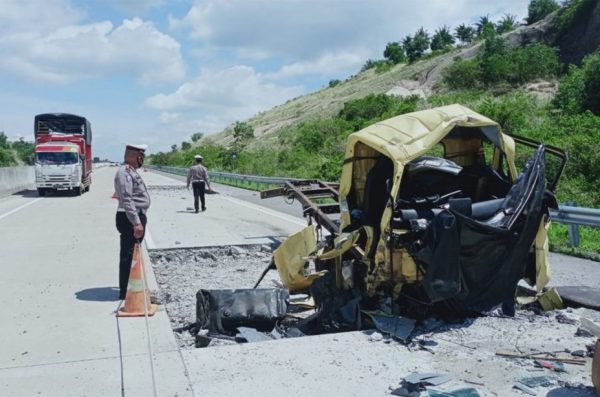 Truk Muat Buah Terguling di Jalur Bakauhen Ada Enam Kilogram Ganja
