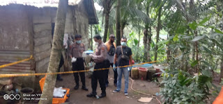 Wanita Paruh Baya Tewas Dalam Rumah Ditemukan Tetangga Dengan Golok Menancap di Bagian Hilir Perut