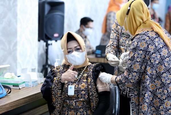Wagub Batal di Vaksin Ketua DPRD Mingrum Gumai Orang Pertama di Suntik Sinovac Covid-19
