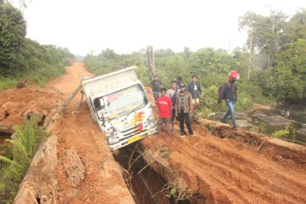 LSM LIRA Desak Pemerintah Segera Perbaiki Jembatan Penghubung Yang Ambruk