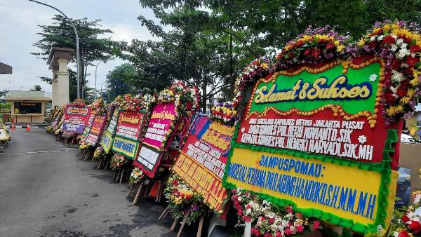 Mapolres Metro Jakarta Pusat Di Banjiri Karangan Bunga