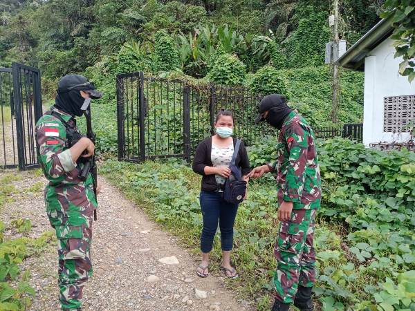 Personel Satgas Yonif 642/KPS AmankanDua Orang Pekerja Migran Indonesia (PMI) Ilegal